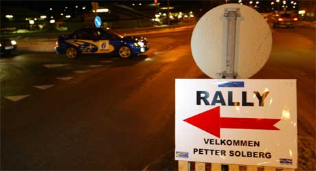 Walfridsson er ikke helt alene om å være glad i å kjøre fort i Spydeberg. Dette bildet er fra da bygda tok i mot Petter Solberg da han kom hjem som verdensmester (Foto: Scanpix) Walfridsson er ikke helt alene om å være glad i å kjøre fort i Spydeberg. Dette bildet er fra da bygda tok i mot Petter Solberg da han kom hjem som verdensmester (Foto: Scanpix)
