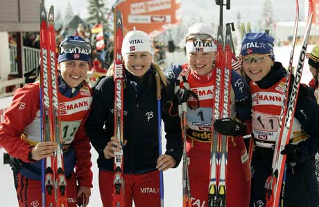 Gro Marit Istad-Kristiansen, Gunn Margit Andreassen, Linda Tjørhom og Liv Grete Poiree etter at de vant stafetten i Hochfilzen før jul. (Foto: AP/Scanpix)