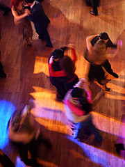 - Vi mangler møteplasser der vi kan lære å danse, sier Granrusten. Illustrasjonsfoto: AP Photo/Natacha Pisarenko