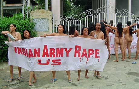 Nakne kvinner i Imphal i Manipur demonstrerer mot voldtekter som halvmilitære grupper skal ha gjennomført. (Foto: AP/ Scanpix)