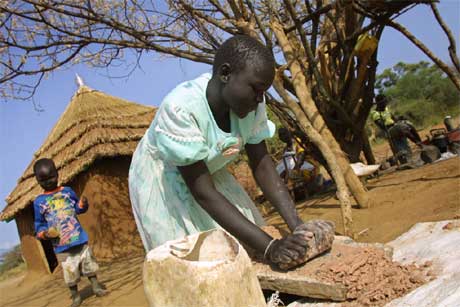 En kvinne i det som skal bli et nytt bo-område i Sør-Sudan lager mat. (Foto: Tony Karumba/ AFP/ Scanpix)