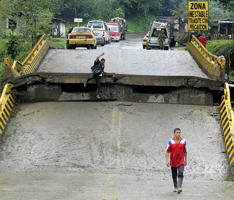 Colombianske soldater vokter en bro som er ødelagt av FARC-geriljaen. (Foto: Luis Acosta/ AFP/ Scanpix)