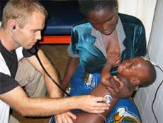 Kristian Tonby med en liten pasient da han arbeidet i Elfenbenskysten. (Arkivfoto: Leger Uten Grenser)
