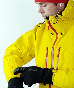 Norrøna har samarbeidet med Apple om å lage den første iPod-jakka. Foto: Norrøna / NTB.