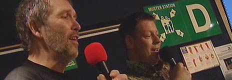 Kapteinen er blant de første til å ta i bruk karaokemaskinen på MS «Midnatsol». Foto: NRK Kapteinen er blant de første til å ta i bruk karaokemaskinen på MS «Midnatsol». Foto: NRK