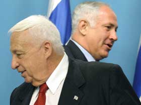 To rivaler i israelsk politikk; statsminister Ariel Sharon og Likuds Benjamin Netanyahu. Foto: AFP/Scanpix