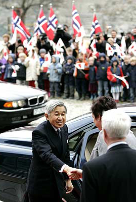 Keiser Akihito hilser på ordfører Rita Ottervik under det japanske keiserparets besøk. Foto: NRK