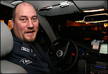 Drosjesjåfør Svein Wirkola bryr seg lite om Grand Prix, men når sirkuset først kommer til byen, tar han turen til Finnmarkshallen. Drosjesjåfør Svein Wirkola bryr seg lite om Grand Prix, men når sirkuset først kommer til byen, tar han turen til Finnmarkshallen.