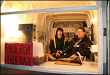 Fiskehandlerne Vivi Danielsen og Ismo Sunnari prioriterer "business" fremfor "pleasure". Dermed blir det det fiskesalg og ikke Grand Prix på dem denne fredagskvelden. Fiskehandlerne Vivi Danielsen og Ismo Sunnari prioriterer "business" fremfor "pleasure". Dermed blir det det fiskesalg og ikke Grand Prix på dem denne fredagskvelden.