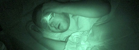 Bjørnar Krisner er sengeliggende døgnet rundt, og tåler ikke lys. Fotografiet er tatt med spesialkamera i stummende mørke.