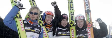 Det norske laget med Bjørn Einar Romøren, Lars Bystøl, Roar Ljøkelsøy og Tommy Ingebrigtsen etter seieren i lagkonkurransen i VM i skiflyging i Kulm søndag. (Foto: Cornelius Poppe / SCANPIX)