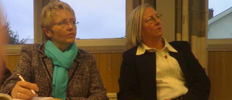 Samferdselsminister Liv Signe Navarsete var på Vestfold-turné tirsdag. Her sammen med Holmestrands ordfører Gerd Monsen (t.v.)Foto: Per Foss, NRK Samferdselsminister Liv Signe Navarsete var på Vestfold-turné tirsdag. Her sammen med Holmestrands ordfører Gerd Monsen (t.v.)Foto: Per Foss, NRK