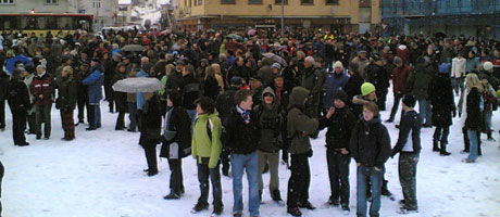 Nesten 3000 mennesker møtte opp til demonstrasjonen på Rjukan i dag. foto Hans Christian Eide, NRK