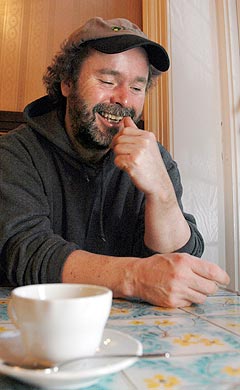 Jeg liker konditorier, sier Henning Kvitnes, som kommer med sin 19. plate «Ut av veggen» i disse dager. Foto: Gitte Johannessen, NTB.