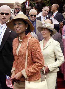 USAs utenriksminister og førstedame var tilstede da Liberias første kvinnelige president ble tatt i ed. Foto: Scanpix/AFP. 