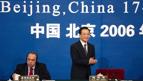 Kinas statsminister Wen Jiabao var en av talerne på givermøtet i Beijing i dag. (Foto: M.Reynolds, Reuters)