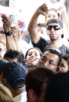 Brasilianske U2-fans som ikke kom fram til billettlukene viste sin misnøye. Foto: Paulo Whitaker, AP Photo / Scanpix.