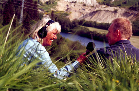 Kari Bay Haugen er hedret med Den norske Friluftslivprisen 2006 etter over 40 års i NRK med natur og friluftsliv som stoffområde. Her ute på opptak sammen fylkesjordsjef Jan-Yngvar Kiel i Sør-Trøndelag. (Foto: Jon-Annar Fordal)