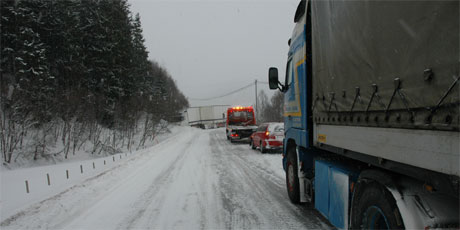 Riksveg 3 var ble stengt etter ulykken på Kvikne. (Foto: Jon Schärer)