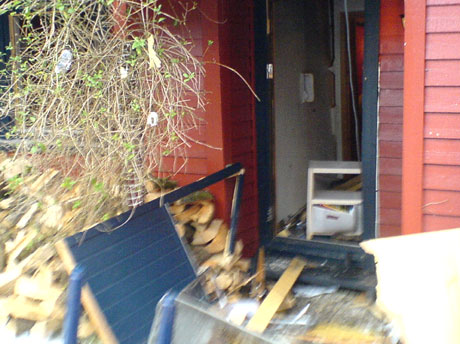 Eksplosjonen blåste ut vinduer og flyttet vegger. Foto: Jo Hjelle/NRK