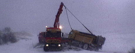 Brøytebilen på Dovrefjell får hjelp til å komme opp. Foto: Geir Olav Slåen 