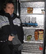 Rita Isaksen i butikken på Spildra fryser og begynner å slippe opp for matvarer. (Foto: Silje Elisabeth Isaksen)