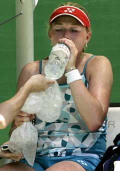 Michaella Krajicek prøvde å kjøle seg ned under kampen. (Foto: AP/Scanpix) Michaella Krajicek prøvde å kjøle seg ned under kampen. (Foto: AP/Scanpix)
