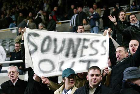 Newcastle-fansen på tribunen har de siste kampene vist hva de syntes om manager Graeme Souness. (Foto: AP/Scanpix)