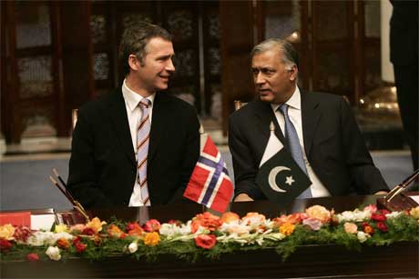 Statsminister Jens Stoltenberg møtte Pakistans statsminister Shukat Aziz i desember. (Foto: Heiko Junge/ Scanpix)