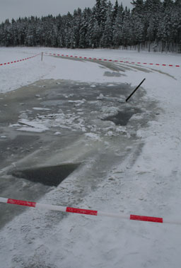  Traktoren gikk gjennom isen på Lisjøen og ligger på fem meters dyp. (Foto: Bjørn Opsahl, NRK)
