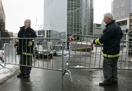 Per Erik Andresen (t.v.) og Petter Seierstad fra Oslo Politidistrikt setter opp sperrebukker foran Hotel Plaza i forbindelse med forberedelsene til Pervez Musharrafs besøk. (Foto: Cornelius Poppe/Scanpix) 