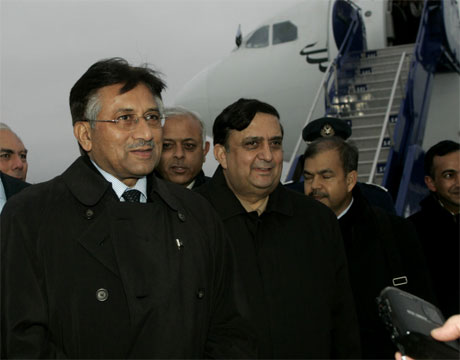 Pakistans president Pervez Musharraf (t.v.) fotografert like etter ankomst på Oslo lufthavn Gardermoen i ettermiddag. (Foto: Bjørn Sigurdsøn/Scanpix)