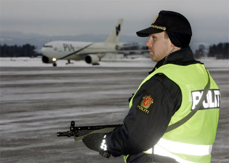 Bevæpnet politi voktet ankomsten til Pakistans president Pervez Musharraf på Oslo lufthavn Gardermoen. (Foto: Bjørn Sigurdsøn/Scanpix)