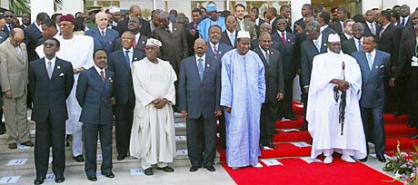 Gruppebilde av statslederne i Khartoum på AUs 6. toppmøte (Foto: S.Azim, AP)