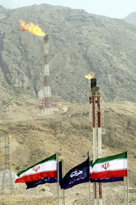 Iranske flagg vaier over South Pars-gassfeltet, som inneholder 7 prosent av verdens gassreserver. (Foto: H.Sarbakhshian)