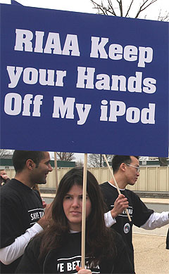 Demonstrasjoner utenfor høyesterett i Washington mars 2005. Amerikansk rett konkluderer at fildelingtjenester kan bli holdt ansvarlig for at folk laster ned kopibeskyttet materiale. Foto: Scanpix.