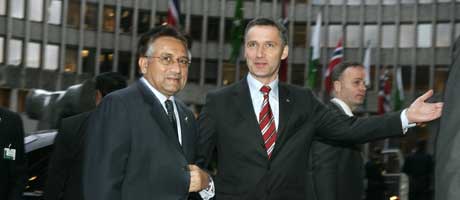 Musharraf og Stoltenberg utenfor Høyblokken i Regjeringskvartalet ( Foto: Heiko Junge / Scanpix)