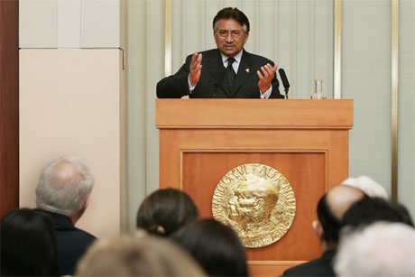 Pakistans president Pervez Musharraf under sin tale i Nobelinstituttet i Oslo i dag. (Foto: Heiko Junge/Scanpix)