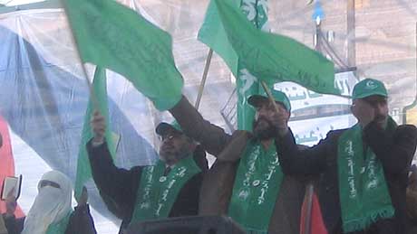 OKKUPASJON: Hamas-kandidaten Nayeb Rajoub fortalte de tusenvis av fremmøtte i Hebron at han støtter det palestinske folkets kamp mot den israelske okkupasjonen. (Foto: Ana Maria Borge Tveit/NRK)