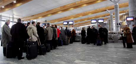 Folk venter heller timesvis på flyplassen framfor å ta tog og buss. Foto: Håkon Mosvold Larsen/ Scanpix