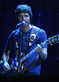 Noel Gallagher sørget for variasjon da han fikk låne mikrofonen lav lillebror Liam. (Foto: Scanpix) Noel Gallagher sørget for variasjon da han fikk låne mikrofonen lav lillebror Liam. (Foto: Scanpix)