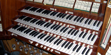 Menigheten har i langt tid samlet inn penger til nytt orgel, men må nå belage seg på å i stedet restaurere det gamle. Foto: Oddbjørn Sørmoen, Riksantikvaren.