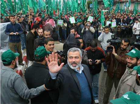 Førstekandidaten til Hamas ved valet, Ismail Haniya, framfor ei gruppe tilhengjarar. (Foto: AP/Scanpix)