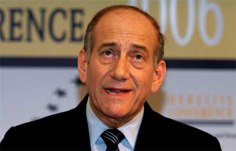Israels fungerande statsminister Ehud Olmert har kalla saman regjeringa sitt tryggingskabinett. (Foto: Reuters/Scanpix)