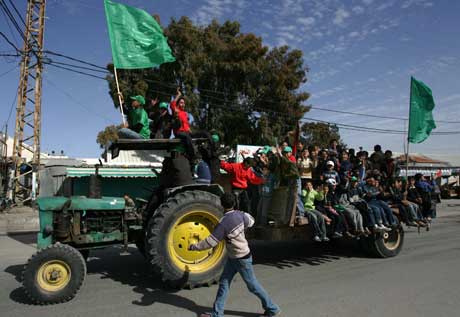 Hamastilhengere tar traktoren i bruk for å feire valgseieren. Foto: Scanpix/AP.