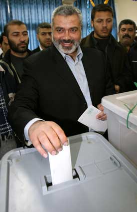 Hamaslederen stemmer under valget i går. Foto: Scanpix/Reuters.