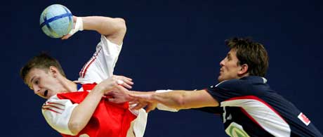 Norge kjempet godt mot Russland men gjorde for mange feil og tapte tilslutt 21-24 i åpningskampen i håndball-EM. Norge kjempet godt mot Russland men gjorde for mange feil og tapte tilslutt 21-24 i åpningskampen i håndball-EM.