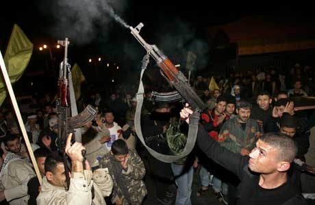 Fatah-tilhengere har allerede tatt våpen i bruk etter valget. Foto: Scanpix/Reuters.