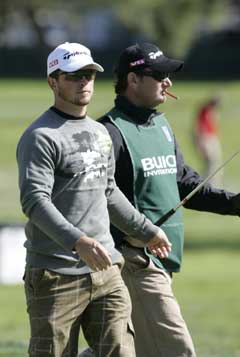 Henrik Bjørnstad og caddie Mark Fulcher (t.h.) på banen i San Diego. (Foto: Terje Bendiksby / SCANPIX) Henrik Bjørnstad og caddie Mark Fulcher (t.h.) på banen i San Diego. (Foto: Terje Bendiksby / SCANPIX)