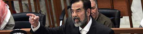 Saddam Hussein tar til seg mat igjen. (Arkivfoto: AP/Scanpix)